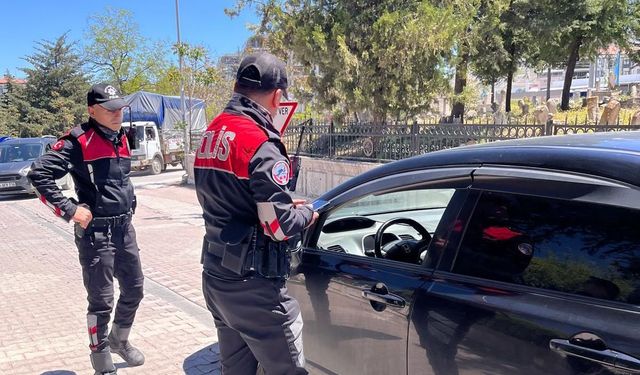 Mezarlıklarda Sıkı Güvenlik: 77 Kişi Sorgulandı