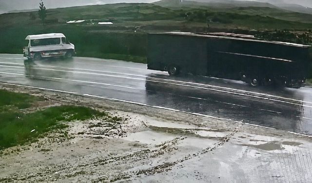 Malatya'da Yolcu Minibüsü Şarampole Devrildi: Kaza Anı Kamerada!