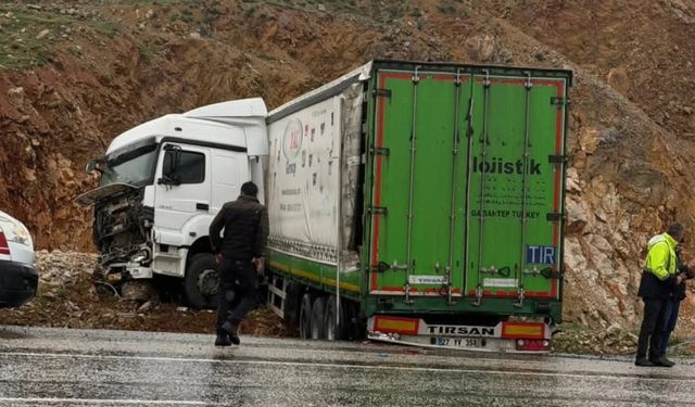 Doğanşehir’de Tır Kazası: Sürücü Yaralandı
