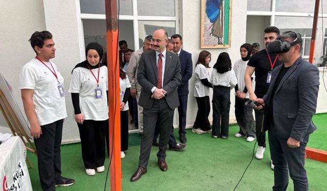 Doğanşehir’de TÜBİTAK 4006 Bilim Fuarı Açıldı