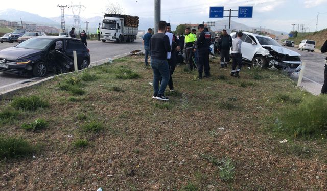 Malatya’da Korkutan Kaza: Otomobiller Çarpıştı, 3 Yaralı