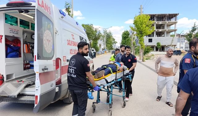 Adıyaman’da Elektrikli Motosiklet Devrildi: Sürücü Yaralandı