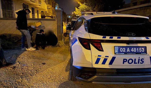 Adıyaman’da Karanlıkta Duvar Dibinde Bekleyen Gizemli Kadın Polisi Harekete Geçirdi