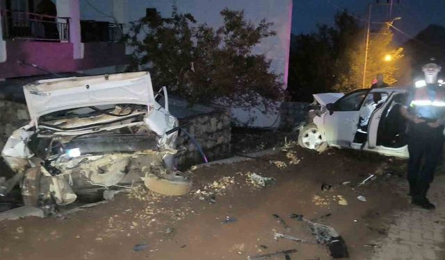 Adıyaman'da Kaza: Park Halindeki Araca Çarpan Otomobilde 4 Kişi Yaralandı