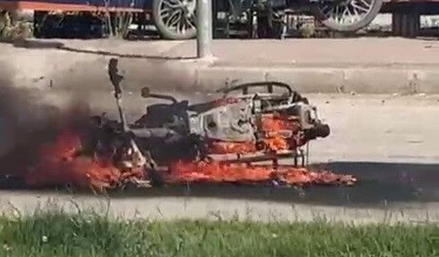 Adıyaman’da Korku Dolu Anlar: Trafik Işıklarında Bekleyen Motosiklet Alevlere Teslim Oldu