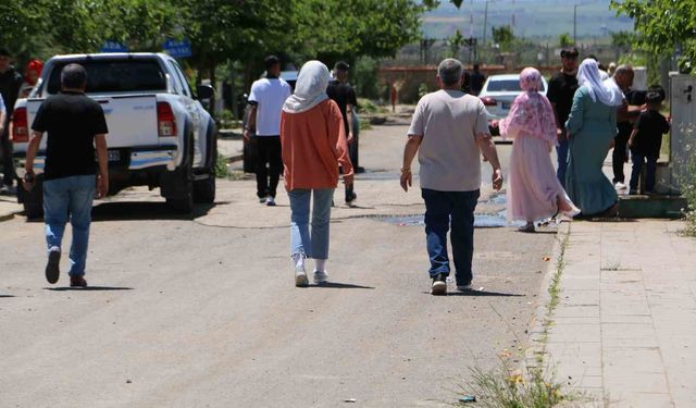 Diyarbakır’da Bayramın İlk Gününde Mezarlıklarda Yoğunluk