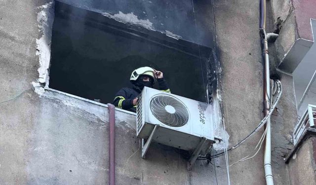Diyarbakır'da ev yangını: İtfaiye eri yaralandı, 2 kişi dumandan etkilendi