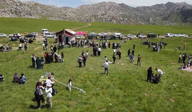 Doğaseverler Akın Etti: Adıyaman'ın Saklı Cennetinde İlk 'Ters Lale' Şöleni!