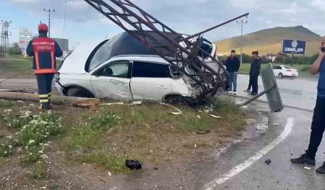 Elazığ-Bingöl Yolunda Feci Kaza: SUV Direğe Çarptı, 4 Kişi Yaralandı