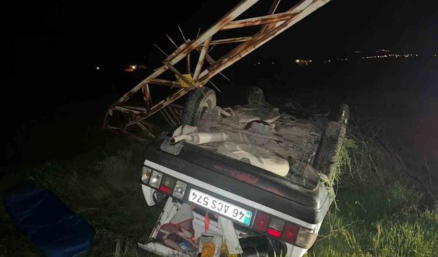Elazığ'da Gece Yarısı Kaza: Otomobil Elektrik Direğine Çarpıp Ters Döndü