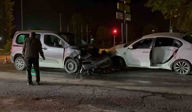 Elazığ’da Kavşakta Feci Kaza: 4 Yaralı, 1 Kişi Araçta Sıkıştı