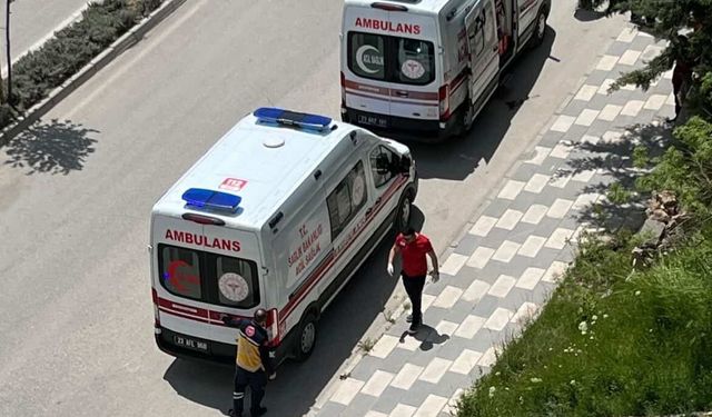 Elazığ’da Motosiklet Devrildi: 2 Kişi Yaralandı