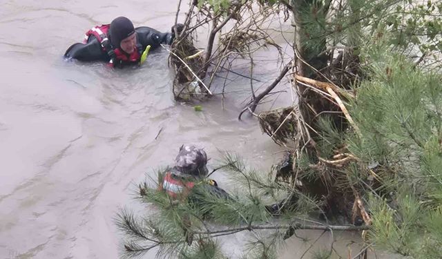 Sivas Koyulhisar’da Trafik Kazası Sonrası Kelkit Çayı’nda Kayıp Kız İçin 6. Gün Arama