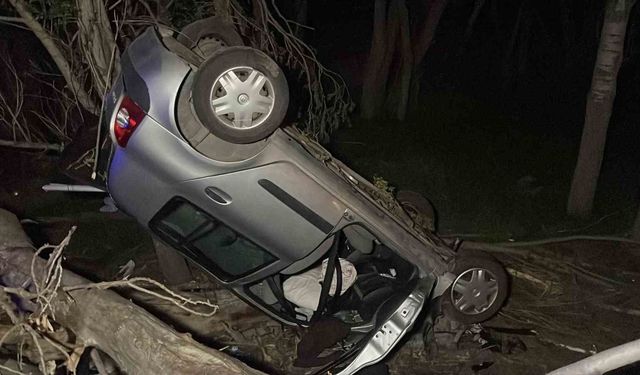 Sivas'ta Ağaca Çarpıp Devrilen Otomobilde Can Pazarı: 1 Ölü, 4 Yaralı
