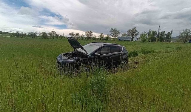 Sivas’ta İki Otomobil Çarpıştı: 3 Kişi Yaralandı