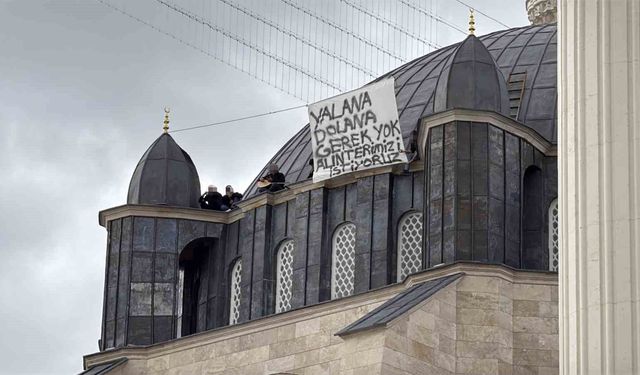 Sivas'ta Maaşlarını Alamayan İşçiler Cami Kubbesine Çıktı