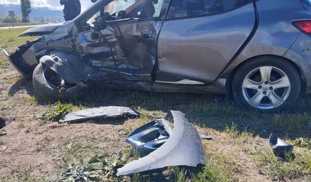 Suşehri’nde Kaza: İki Otomobil Kavşakta Çarpıştı, 4 Kişi Yaralandı!