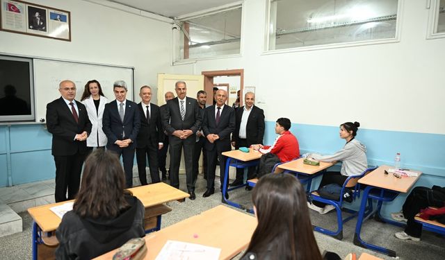 YKS Öncesi Büyük Prova: Büyükşehir Belediyesi Öğrencileri Denemede Buluşturdu