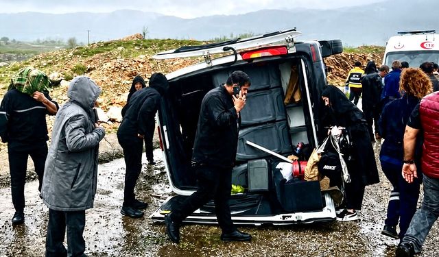 Doğanşehir’de Yolcu Minibüsü Yan Yattı: 12 Kişi Yaralandı