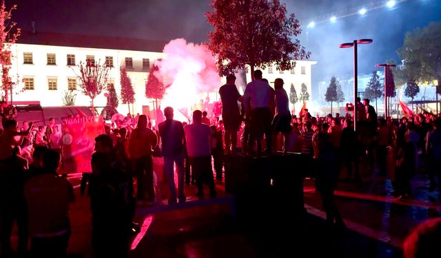 Malatya’da Şampiyonluk Gecesi! Sarı-Kırmızılı Taraftarlar Sokaklara Akın Etti