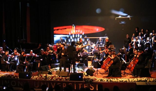 İnönü Üniversitesi'ndeki “Antika Şarkılar” Türkçe Pop Konseri Yoğun İlgi Gördü