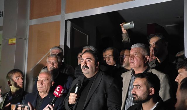 CHP Malatya İl Başkanlığı Önünde Hareketli Saatler: "Terk Etmiyoruz, Herkesi Çağırıyoruz"