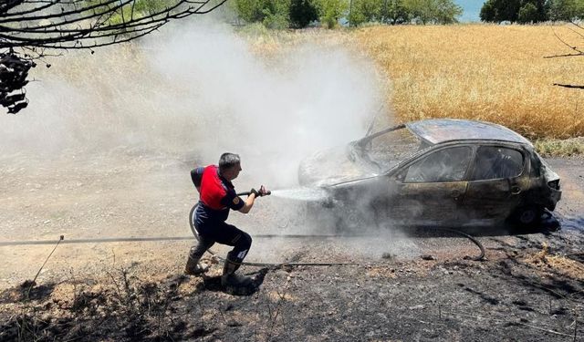 Elazığ’da Korku Dolu Anlar: Seyir Halindeki Otomobil Alev Topuna Döndü!