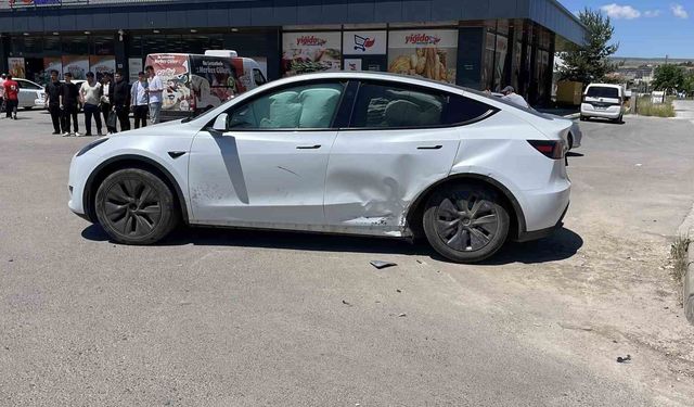 Sivas'ta Korkutan Çarpışma: İki Otomobil Birbirine Girdi, 3 Yaralı!
