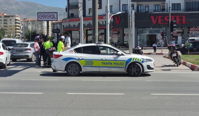Malatya'da Sivil Polis Aracı İle Motosiklet Çarpıştı: 1 Yaralı