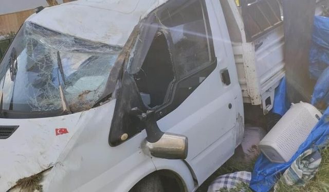 Sivas'ta kontrolden çıkan kamyonet duvara çarptı: 4 yaralı