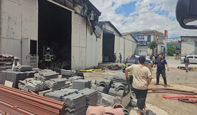 Elazığ'da korkutan depo yangını söndürüldü: Ekipler inceleme başlattı