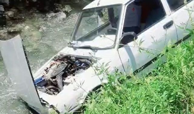 Su Dolu Uçuruma Uçan Otomobilden Burnu Kanamadan Çıktı!