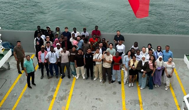 Malatya'da renkli buluşma: Farklı ülkelerden gelen öğrenciler feribot gezisinde coştu!