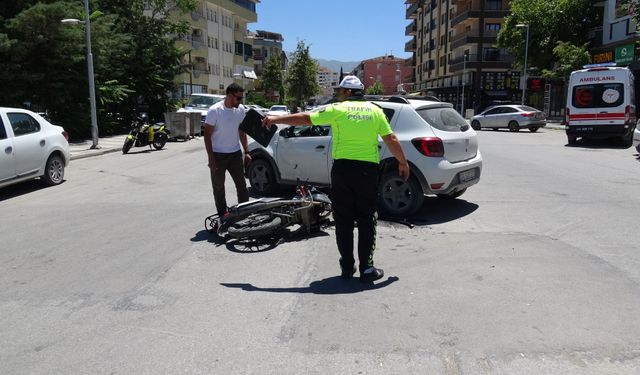 Malatya Kongre Kültür Merkezi önünde kaza: Otomobil ile motosiklet çarpıştı, 1 yaralı!