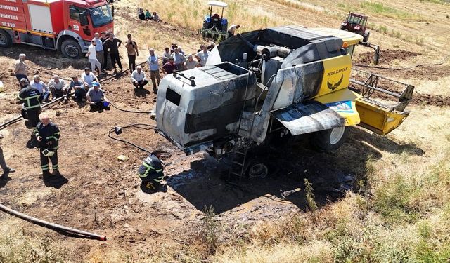 Biçerdöver Alevlere Teslim Oldu: Sürücünün "Kahraman" Hamlesi Faciası Önledi!