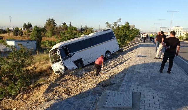 Malatya'da Lastiği Patlayan Servis Aracı Şarampole Devrildi! 5 Yaralı