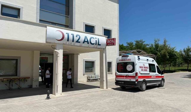 Adıyaman'da Otomobil Şarampole Yuvarlandı: 2 Kişi Yaralandı
