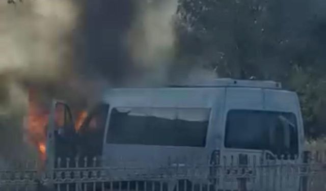 Diyarbakır’da Seyir Halindeki Minibüs Alev Topuna Döndü!