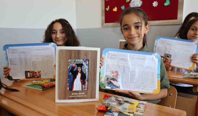 Elazığ'da 119 bin öğrenci için o zil çaldı! Vali ve Milli Eğitim Müdürü elleriyle dağıttı...