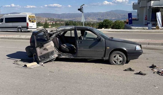Elazığ’da Feci Kaza: Otomobil Direğe Saplandı, 1’i Ağır 3 Yaralı