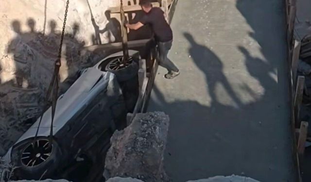 Gaziantep'te kontrolden çıkan lüks otomobil köprü inşaatı çukuruna düştü