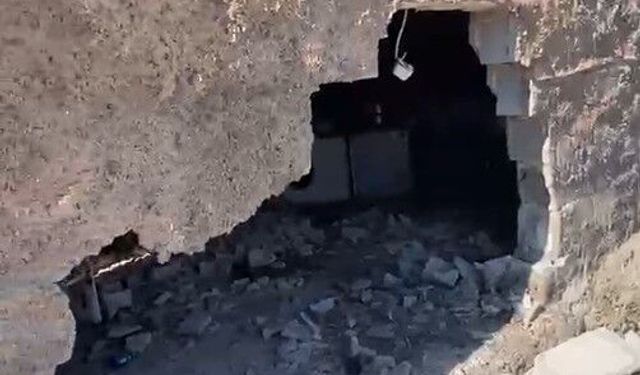 Kahvaltı sofrasında feci şok: Şanlıurfa'da freni boşalan traktör evin duvarını yıkıp içeri daldı!