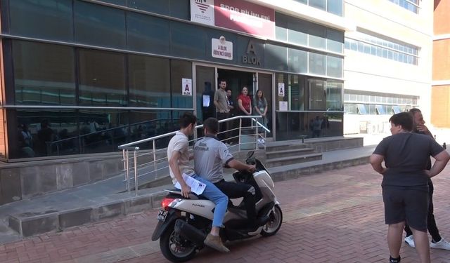 Kapılar Kapanmak Üzereydi! Güvenlik Görevlisinin Yardımıyla YKS'ye Girebildi