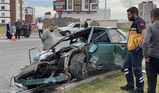 Kayseri'de refüje çıkan otomobil hurdaya döndü: 1'i ağır 4 yaralı