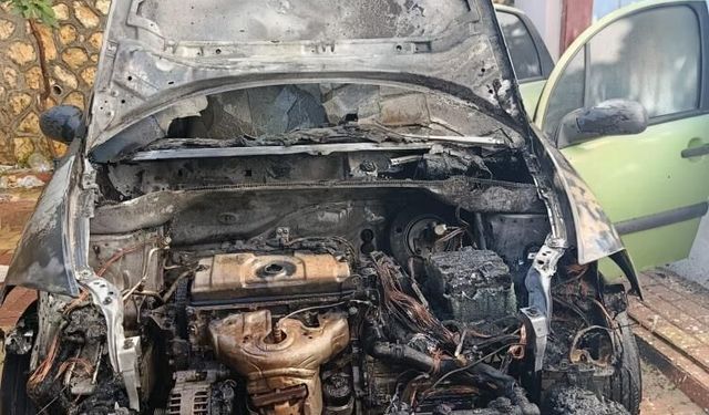 Adıyaman Besni’de Park Halindeki Otomobil Alev Aldı