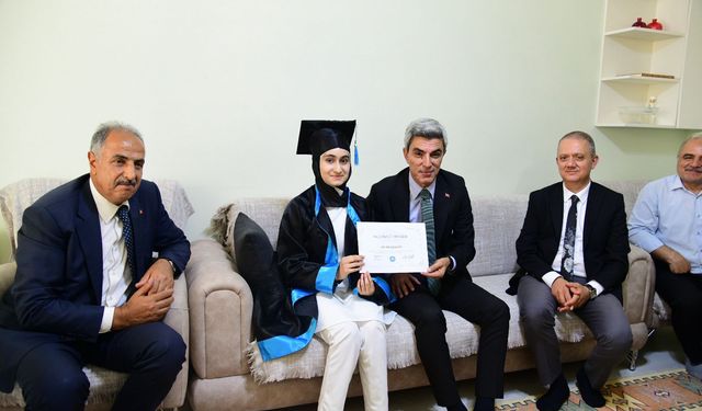 Engelleri Aştı! Mezuniyet Belgesini Evinde Aldı