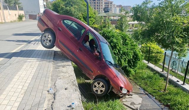 Malatya’da Nefes Kesen Anlar: Otomobil Az Kalsın Dereye Düşecekti!