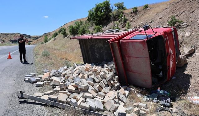Elazığ’da Parke Taşı Yüklü Kamyonet Devrildi: 1’i Ağır 2 Kişi Yaralandı