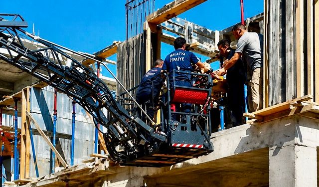 Malatya'da İnşaattan Düşen İşçi İtfaiyenin Hızlı Müdahalesiyle Kurtarıldı