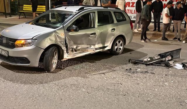 Sivas'ta Zincirleme Kaza! 3 Araç Birbirine Girdi: 5 Kişi Yaralandı